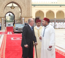 Su Majestad el Rey es recibido por Su Majestad el Rey Mohamed VI a su llegada al Palacio Real de Rabat